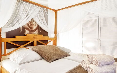 Villa Aldebaran: Möbel, Bett, Interior Design, Schlafzimmer, Bedding, Holz, Fussboden, Bettdecke, Linens, Zimmer