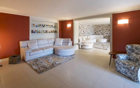 Villa Alina: Möbel, Interior Design, Flooring, Fussboden, Wand, Couch, Zimmer, Decke, Holz, Wohnzimmer