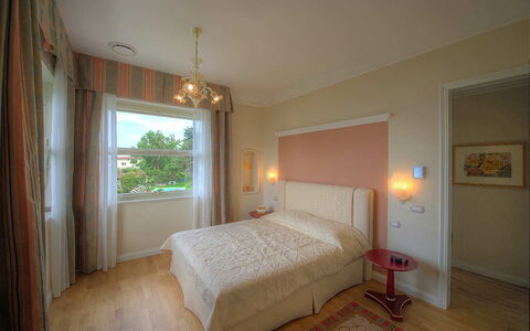Villa Alina: Interior Design, Wand, Schlafzimmer, Bett, Decke, Möbel, Holz, Fussboden, Flooring, Zimmer