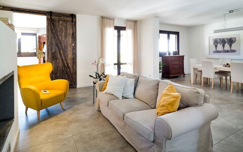 Villa Almond: Möbel, Interior Design, Flooring, Wand, Couch, Fussboden, Holz, Zimmer, Tabelle, Wohnzimmer