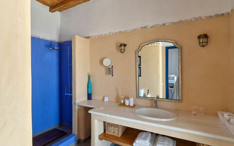 Villa Amaca: Interior Design, Flooring, Fussboden, Möbel, Armatur, Zimmer, Bad Sink, Zapfhahn, Decke, Badezimmer