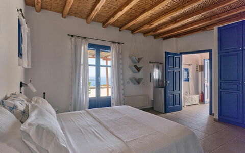 Villa Amaca: Blau, Möbel, Interior Design, Schlafzimmer, Zuhause, Fussboden, Wohnung, Linens, Stuhl, Bett
