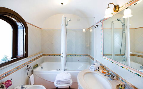 Villa Amanda: Interior Design, Armatur, Flooring, Fussboden, Zapfhahn, Badezimmer, Decke, Sinken, Badewanne, Installation