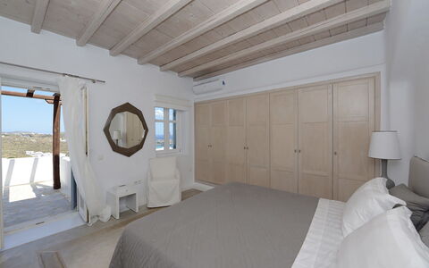 Villa Amon: Möbel, Flooring, Fussboden, Interior Design, Schlafzimmer, Decke, Bett, Wohnung, Zimmer, Bettrahmen