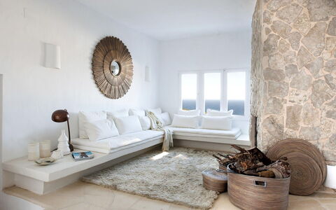 Villa Arenas: Möbel, Couch, Zuhause, Interior Design, Wohnzimmer, Fussboden, Dekokissen, Zimmer, Kissen