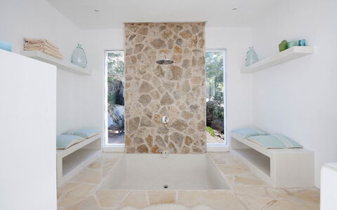 Villa Arenas: Flooring, Fussboden, Interior Design, Armatur, Badezimmer, Decke, Fliese, Installation, Zapfhahn, Natürliches Material