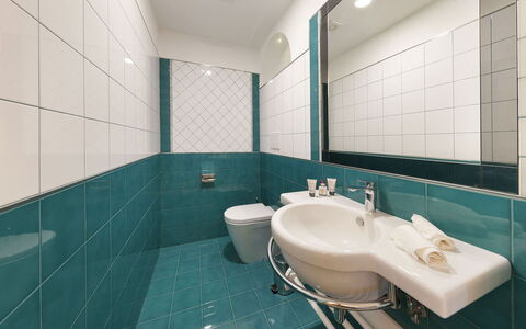 Villa Avion: Armatur, Flooring, Badezimmer, Bad Sink, Fussboden, Interior Design, Sinken, Installation, Zapfhahn, Fliese