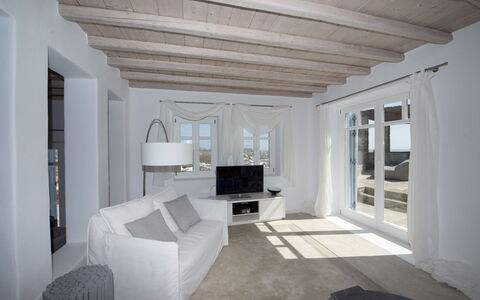 Villa Azur: Wand, Interior Design, Möbel, Flooring, Fussboden, Decke, Zimmer, Zuhause, Wohnung, Wohnzimmer