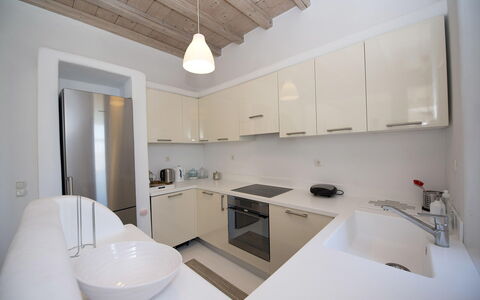 Villa Azur: Countertop, Interior Design, Flooring, Sinken, Holz, Armatur, Küche, Cabinetry, Fussboden, Küchengerät