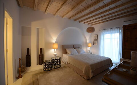 Villa Azur: Möbel, Interior Design, Flooring, Fussboden, Wand, Schlafzimmer, Bett, Decke, Holz, Zimmer