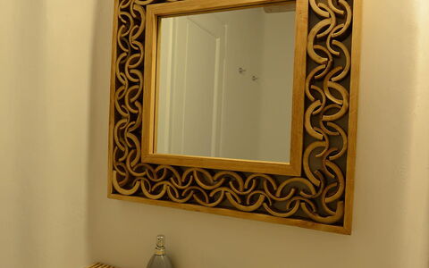 Villa Azur: Bad Sink, Interior Design, Armatur, Sinken, Spiegel, Zapfhahn, Installation, Badezimmer, Light Fixture, Porzellan
