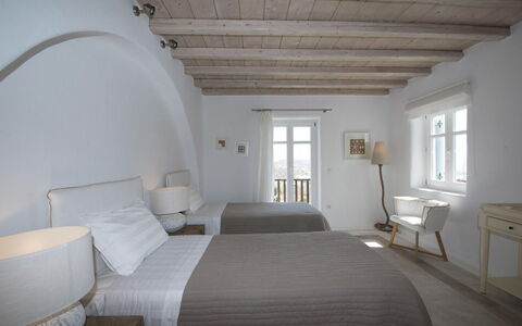 Villa Azur: Wand, Möbel, Decke, Schlafzimmer, Wohnung, Stuhl, Bett, Bettrahmen, Bedding, Design