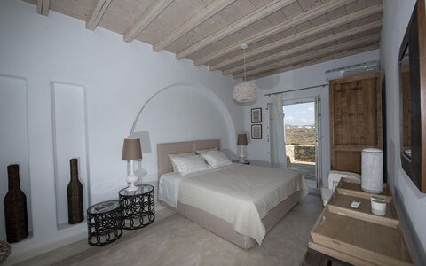 Villa Azur: Schlafzimmer, Möbel, Fussboden, Bett, Bedding, Bettrahmen, Bettdecke, Hotel, Kissen, Lampe