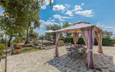 Villa Bastiano: Flagstone, Schatten, Outdoor Struktur, Garten, Blumentopf, Stuhl, Gazebo, Gartenmöbel, Landscaping, Terrasse