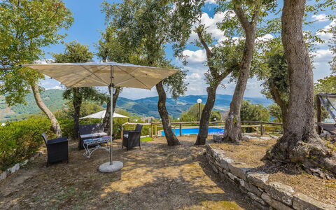 Villa Bastiano: Blau, Baum, Landschaft, Sonnenlicht, Gebirge, Bergstation, Schatten, Senke, Grat, Landscaping