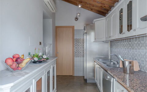 Villa Bastiano: Countertop, Küche, Interior Design, Möbel, Holz, Major Appliance, Flooring, Cabinetry, Küchengerät, Sinken