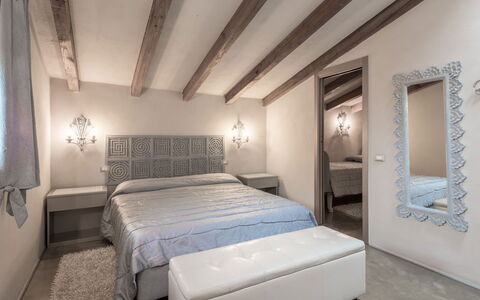 Villa Bastiano: Bett, Möbel, Schlafzimmer, Interior Design, Bedding, Bettdecke, Fussboden, Flooring, Decke, Linens