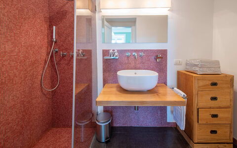 Casa Mariavittoria: Badezimmer, Bad Sink, Armatur, Flooring, Interior Design, Wand, Fussboden, Spiegel, Sinken, Zapfhahn