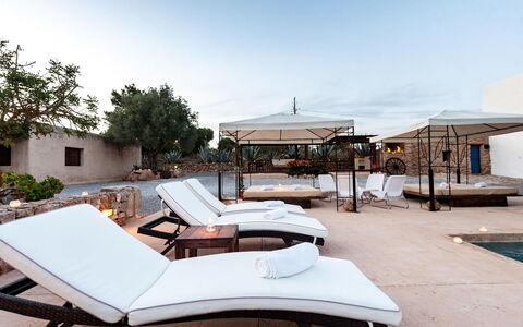 Finca Tonia: Gartenmöbel, Sonnenliege, Schatten, Resort, Regenschirm, Schwimmbad, Blumentopf, Stuhl, Terrasse, Läge