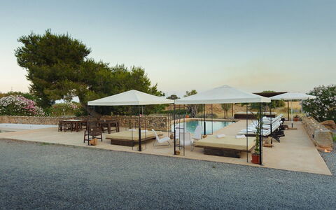 Finca Tonia: Himmel, Schatten, Estate, Regenschirm, Landscaping, Gartenmöbel, Resort, Eco Hotel, Schwimmbad, Outdoor Struktur