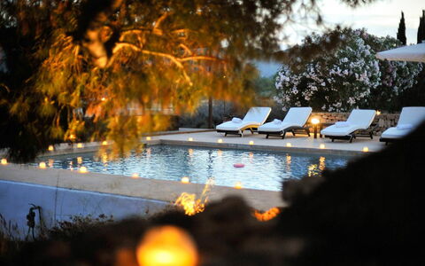 Finca Tonia: Schwimmbad, Gartenmöbel, Resort, Reflexion, Sonnenliege, Reflecting Pool, Regenschirm, Eco Hotel, Stuhl, Landschaft Beleuchtung
