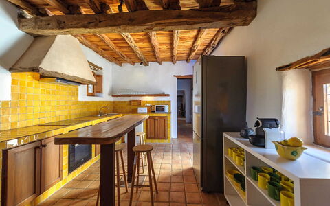 Finca Tonia: Wand, Flooring, Interior Design, Holz, Küche, Gelb, Decke, Möbel, Fussboden, Countertop