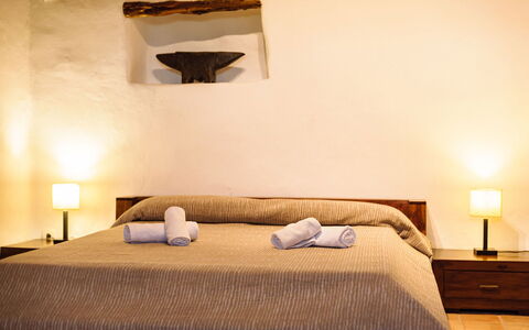 Finca Tonia: Möbel, Bett, Interior Design, Schlafzimmer, Fussboden, Wand, Flooring, Bedding, Bettdecke, Holz