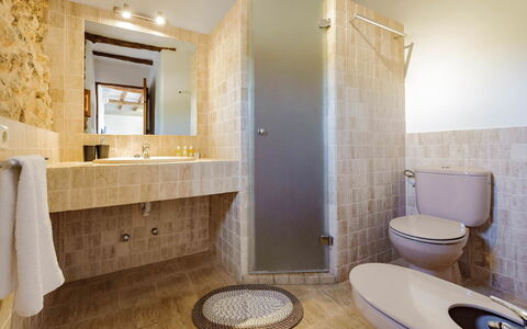 Finca Tonia: Flooring, Interior Design, Wand, Badezimmer, Fussboden, Armatur, Bad Sink, Decke, Sinken, Möbel