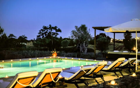 Finca Tonia: Schwimmbad, Gartenmöbel, Resort, Regenschirm, Möbel, Sonnenliege, Freizeit, Eco Hotel, Verbundwerkstoff, Stuhl