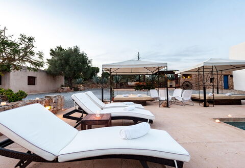 Finca Tonia: Gartenmöbel, Sonnenliege, Schatten, Resort, Regenschirm, Schwimmbad, Blumentopf, Stuhl, Terrasse, Läge