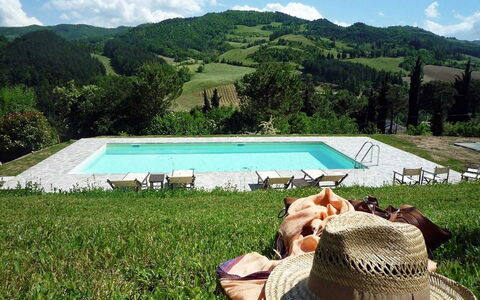 Villa Beatrice: Freizeit, Schwimmbad, Erholung, Gartenmöbel, Garten, Urlaub, Rasen, Bauernhaus, Landscaping, Eco Hotel