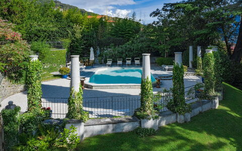 Villa Camilla: Schwimmbad, Garten, Resort, Landscaping, Schatten, Gartenmöbel, Water Feature, Flagstone, Hinterhof, Regenschirm