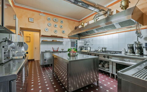 Villa Camilla: Küche, Countertop, Interior Design, Beleuchtung, Küchengerät, Decke, Flooring, Herd, Möbel, Major Appliance