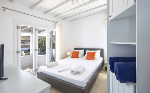 Villa Cassandra: Fussboden, Wohnung, Schlafzimmer, Hotel, Bett, Holzbeize, Resort, Bedding, Bettrahmen, Kissen