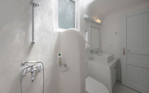 Villa Cassandra: Wand, Armatur, Badezimmer, Sinken, Interior Design, Decke, Zapfhahn, Badewanne, Installation, Flooring