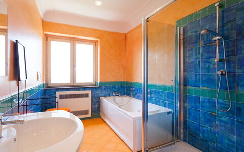 Villa Castore: Armatur, Badezimmer, Flooring, Interior Design, Wand, Badewanne, Fussboden, Zapfhahn, Installation, Decke