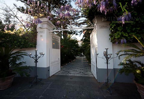 Villa Correale: Garten, Blumentopf, Schatten, Landscaping, Flagstone, Walkway, Garten, Hazienda, Hof