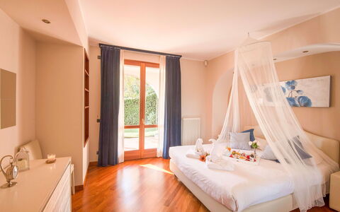 Villa Cremia: Möbel, Interior Design, Holz, Fussboden, Schlafzimmer, Bett, Flooring, Beleuchtung, Decke, Zimmer