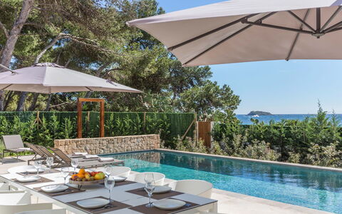 Villa Crozet: Gartenmöbel, Schwimmbad, Regenschirm, Schatten, Möbel, Resort, Stuhl, Eco Hotel, Freizeit, Sonnenliege