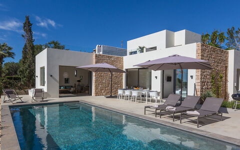 Villa Crozet: Schwimmbad, Regenschirm, Gartenmöbel, Landscaping, Garten, Schatten, Estate, Resort, Villa, Stuhl