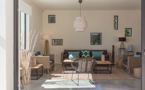 Villa Crozet: Möbel, Interior Design, Flooring, Couch, Stuhl, Fussboden, Holz, Tabelle, Wohnzimmer, Zimmer