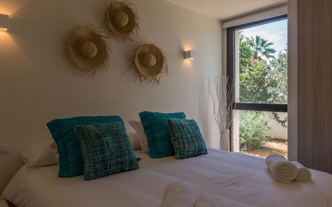 Villa Crozet: Schlafzimmer, Bett, Bettdecke, Bedding, Interior Design, Möbel, Linens, Decke, Bettrahmen, Zuhause