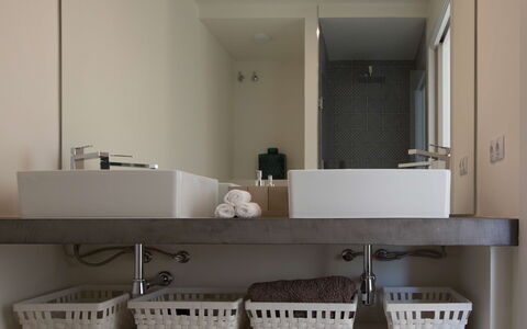 Villa Crozet: Bad Sink, Interior Design, Armatur, Sinken, Wand, Badezimmer, Spiegel, Countertop, Zapfhahn, Flooring