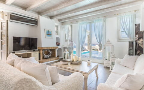 Villa Crystal: Möbel, Interior Design, Couch, Flooring, Fussboden, Zuhause, Wohnung, Tabelle, Stuhl, Wohnzimmer