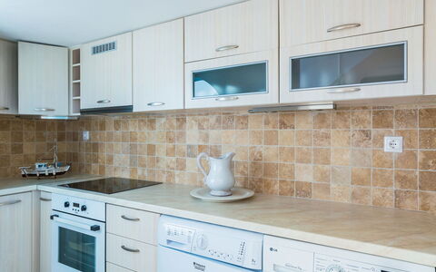 Villa Crystal: Countertop, Cabinetry, Küche, Flooring, Holz, Küchengerät, Major Appliance, Schublade, Interior Design, Schrank