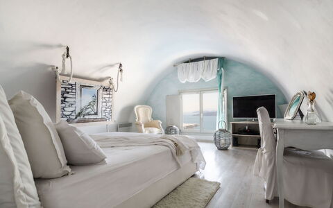 Villa Crystal: Möbel, Schlafzimmer, Bett, Bedding, Linens, Bettdecke, Kissen, Dekokissen, Wohnung, Bettrahmen