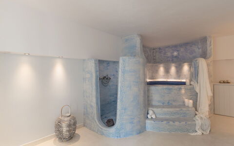 Villa Crystal: Interior Design, Flooring, Fussboden, Zimmer, Badewanne, Decke, Armatur, Natürliches Material, Linens, Hotel