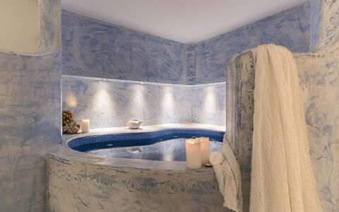 Villa Crystal: Badewanne, Interior Design, Armatur, Flooring, Beleuchtung, Fussboden, Badezimmer, Zimmer, Installation, Zapfhahn