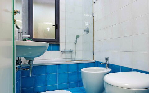 Villa Davide: Blau, Flooring, Badezimmer, Armatur, Fussboden, Interior Design, Toilette, Toilleten Sitz, Fliese, Verbundwerkstoff
