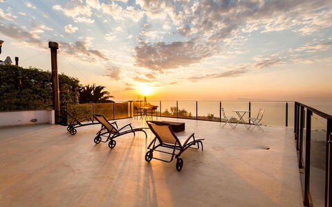 Villa Davide: Dämmerung, Meer, Ozean, Balkon, Resort, Sonnenuntergang, Stuhl, Küste, Holzboden